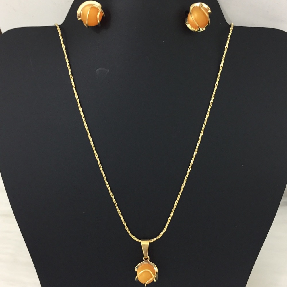 Coral Imitation Set In 18K Gold Filled. Size 17”